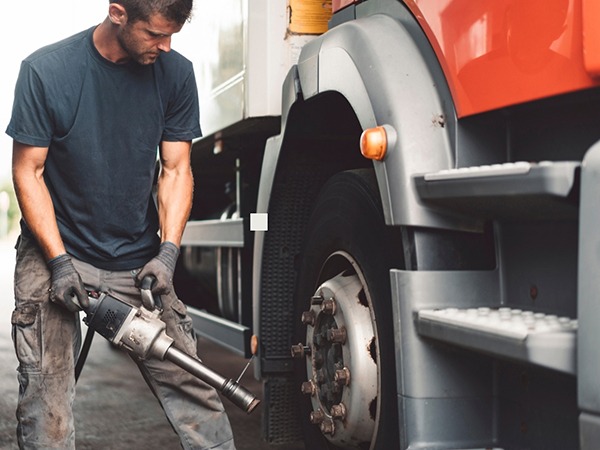 Kamyon, Tır Lastik Yol Yardım